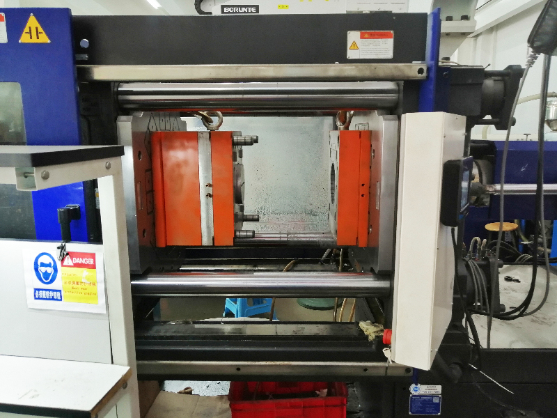 新能源汽車行業(yè)驅(qū)動(dòng)下的注塑換模效率提升：千豪磁力模板的應(yīng)用